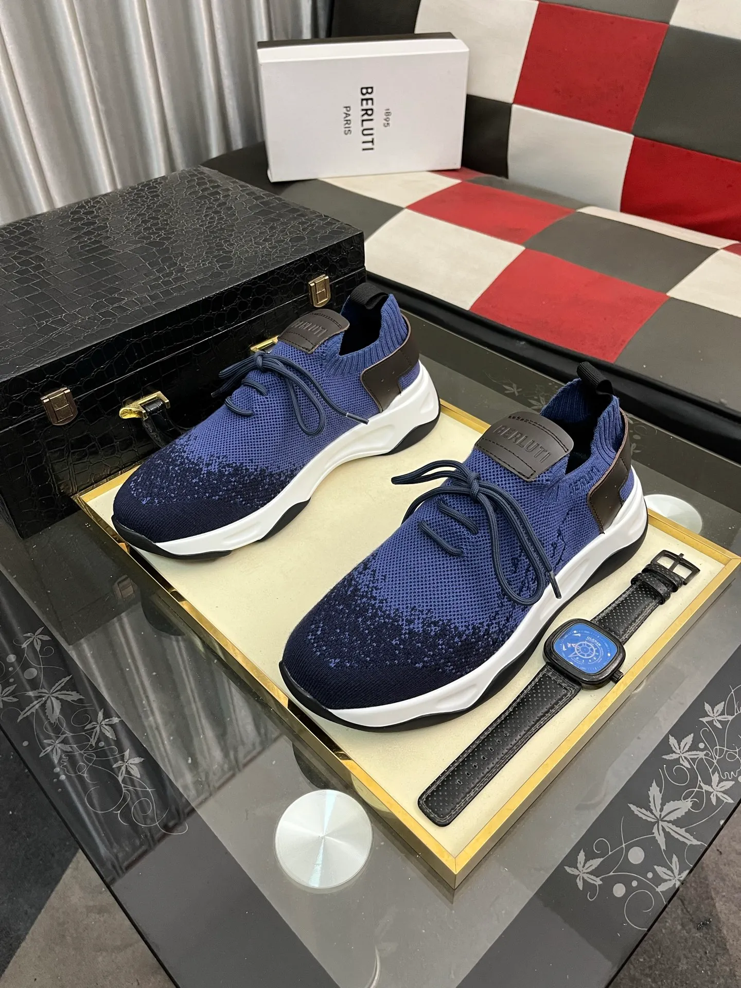 Men's Men's Shoes 💰400⌚️⌚️Berlut* France's top men's shoes, Berluti brand broke the rules in its first show and launched a new Edge shoe last. This model is hand-crafted with exquisite and fashionable fly-woven cowhide, a water-dyed cowhide lining, and an original color-blocked lightweight and wear-resistant rubber sole. This bold improvement of the iconic shoe last is of great significance to the creative work of its unique shape and edge width. On Alessandro shoes, this sharp-edged silhouette is made more see-through through Kris' bold and professional new Cloudy dyeing, making it classic and fashionable! Size: 38-46